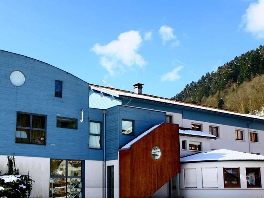 Logis Hotel Les Sapins Le Menil Exterior photo
